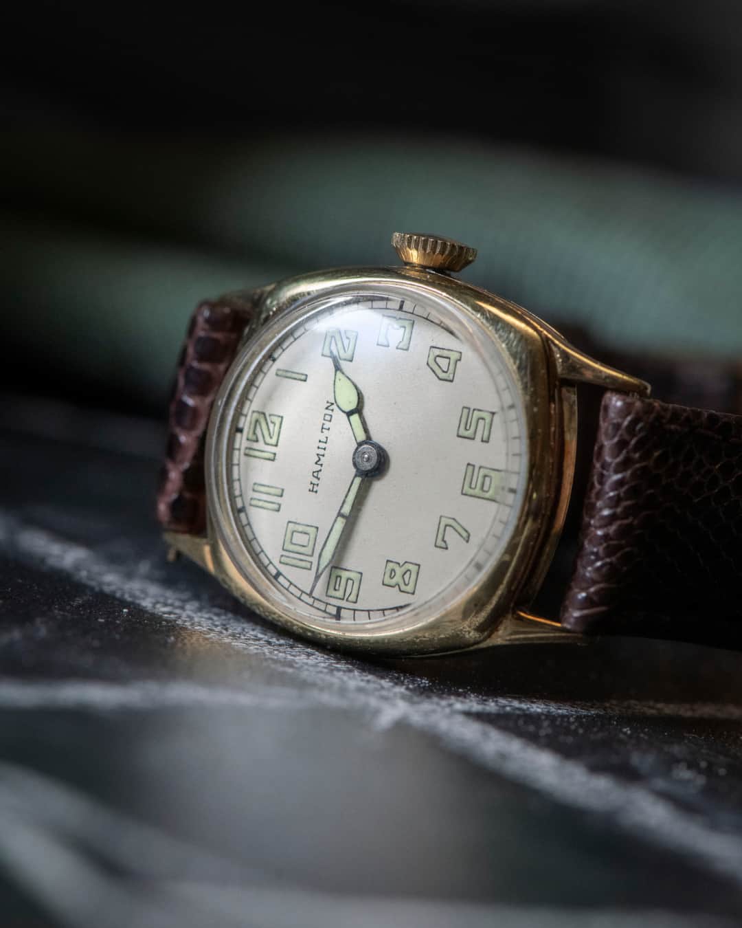 Hamilton Watchさんのインスタグラム写真 - (Hamilton WatchInstagram)「Rewinding the history.  Our iconic timepieces from the 1930s and 1940s serve to define both the characters and the narrative of Christopher Nolan's Oppenheimer, shedding light on the paradox of the enigmatic man who must risk destroying the world in order to save it. Now in theaters.  #Hamiltonwatch #Oppenheimer @oppenheimermovie」7月22日 22時00分 - hamiltonwatch