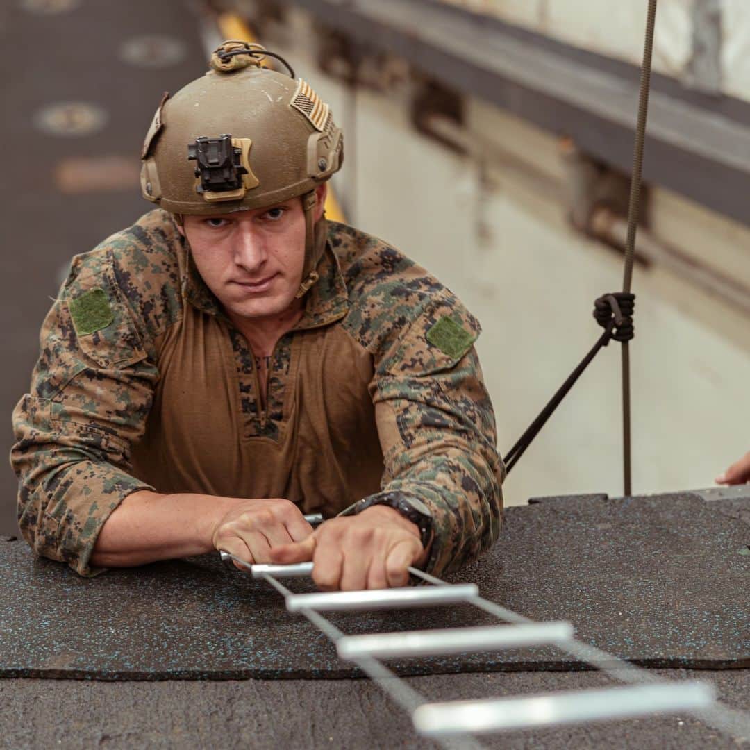 アメリカ海兵隊のインスタグラム：「Climbing In  📍 Coral Sea (July 10, 2023)  #Marines with @31stMEU practices using caving ladders and fast ropes aboard the @USNavy's USS Green Bay.  Fast rope and caving ladder training allows Marines to have a variety of methods of inserting into austere environments.   📷 (U.S. Marine Corps photos by Cpl. Vincent Pham)  #USMC #Military」