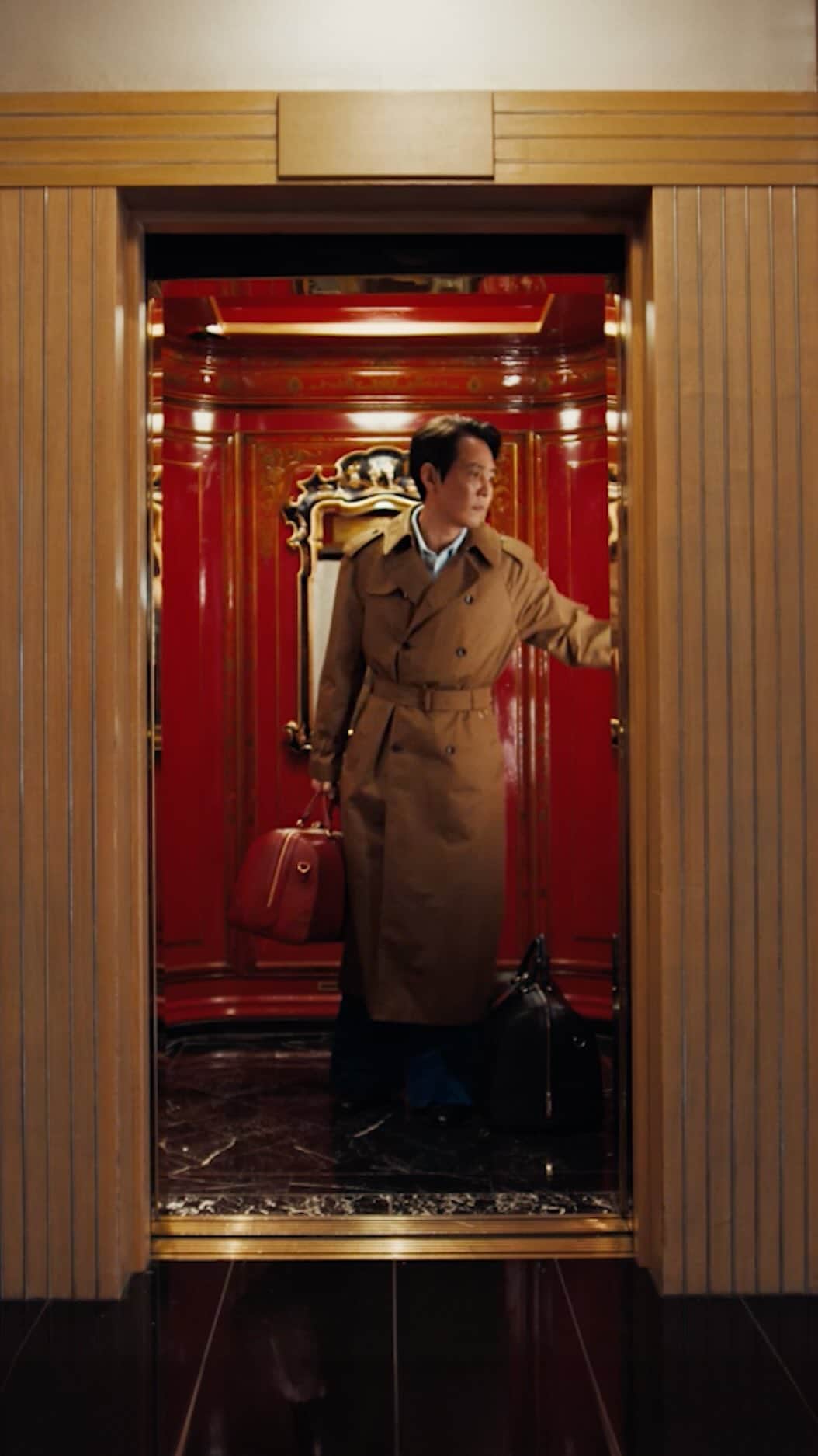 グッチのインスタグラム：「Arriving to The Savoy with heritage in hand, Global Brand Ambassador Jungjae Lee stars in the latest chapter of the Gucci Valigeria campaign. Discover more at the link in bio.   @from_jjlee #JungjaeLee #GucciValigeria」