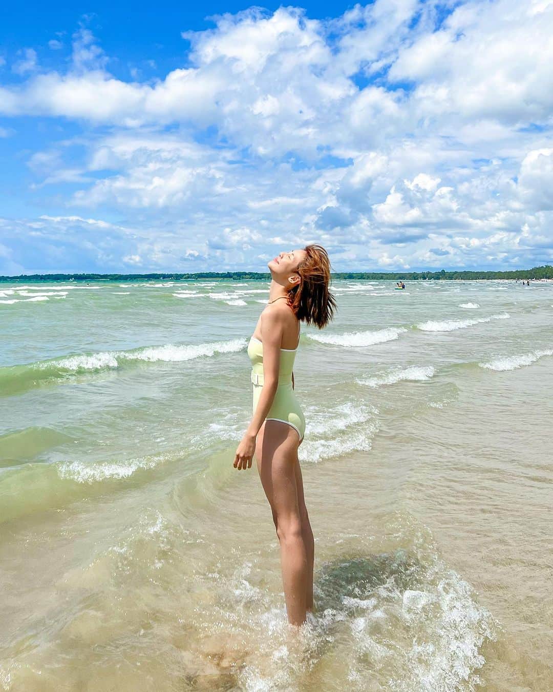 Elva Niのインスタグラム：「聽着浪花的聲音 感覺時間就在這一刻停止了🌊  #然後被身後一聲媽咪拉回現實 #elvainthe6ix  #sandbanksbeach  #princeedwardcounty  #travelwithelva」
