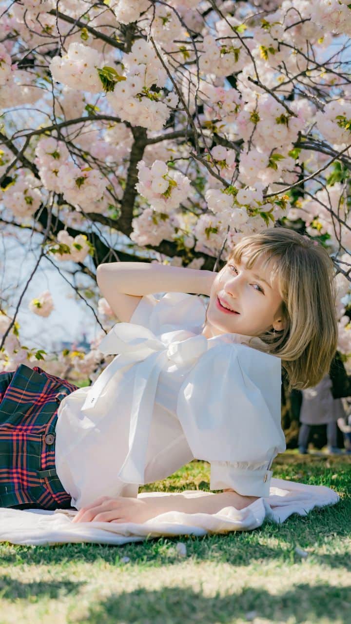 Ella Freyaのインスタグラム：「One fine day in Tokyo 🌸🌸🌸  Video ini dibuat supaya wibu halu juga bisa merasakan rasanya jalan bersama Ella Freya akwokaowkwoow  #EllaFreya #ShinjukuGyoen #LeonHelp #residentevil4remake #SakuraJapan」