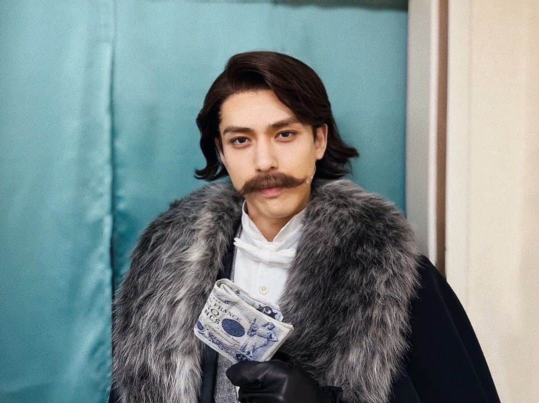 加藤将のインスタグラム：「ミュージカル「ファントム」 初日公演ありがとうございました！  文化大臣のビジュアルがかなり変わりましたね！  僕の演じる文化大臣は若い2世の文化大臣なのです！  加藤将的には文化大臣みたいな人は1番嫌いなタイプです！笑  演出家の優くんと一緒に色んな方向性にチャレンジしてこの感じになりました！  こんな文化大臣を僕自身が好きになれるかわからないけど皆様はどうか彼を愛してあげて下さいね！♡笑  千秋楽まで魂込めて突き進みます！  #ミュージカル #ファントム #2023  #文化大臣 #加藤将  #大阪 #初日 #梅田芸術劇場」