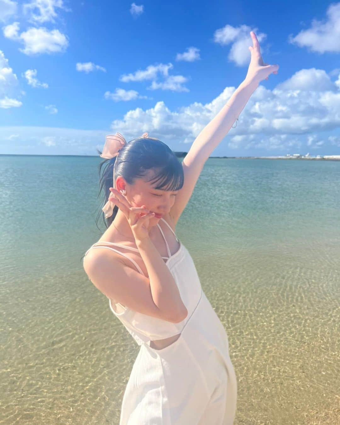 芹澤もあのインスタグラム：「#もあのコーデ ⁡ めーっちゃ夏感じれたよ！🌻 ⁡ 急遽したポニーテールも良きー？ ⁡ #沖縄 #海 #サンゴ礁 #ワンピース #ポニーテール #高校生#高校3年生 #ljk #jk3#06#ukka #芹澤もあ」