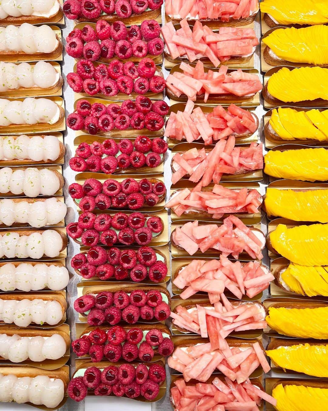 DOMINIQUE ANSEL BAKERYさんのインスタグラム写真 - (DOMINIQUE ANSEL BAKERYInstagram)「Beautiful Summer Marché in full swing in Soho, 10 different fresh fruit tarts with ripe summer fruits we’ve sourced from all around the world. Here through Sunday 8/6 only. 🍒🥭🥝🍑🍋🫐🍓🥥🍊🍍」7月22日 22時14分 - dominiqueansel