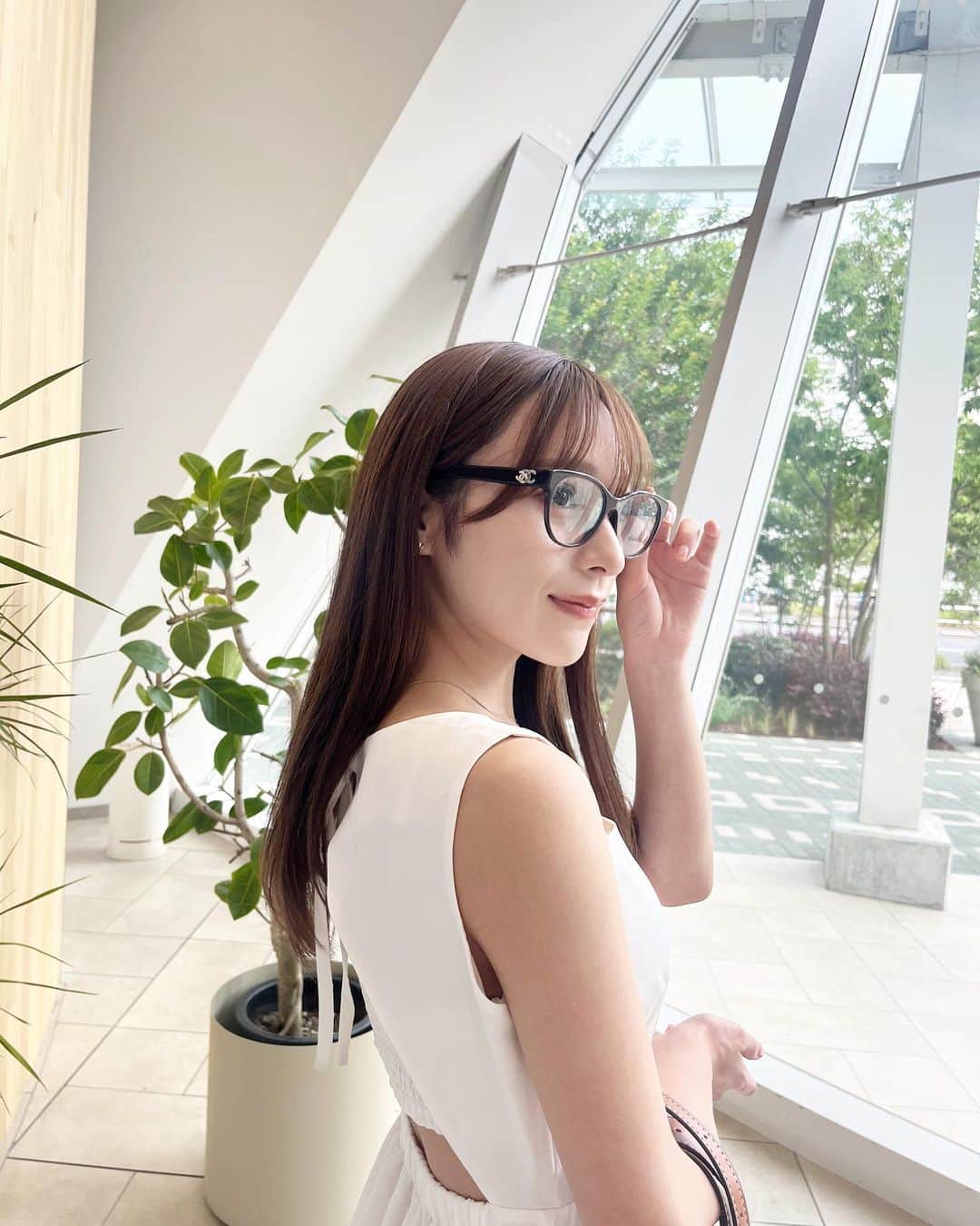 左伴彩佳さんのインスタグラム写真 - (左伴彩佳Instagram)「夏は白ワンピ着たくなる🦢♡  そしてあと2日で卒業公演です🎀 最後は思いっきり楽しんで終わりたいな〜」7月22日 22時07分 - hidaaya_729