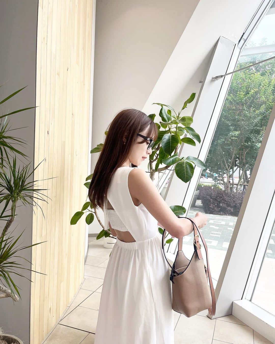 左伴彩佳さんのインスタグラム写真 - (左伴彩佳Instagram)「夏は白ワンピ着たくなる🦢♡  そしてあと2日で卒業公演です🎀 最後は思いっきり楽しんで終わりたいな〜」7月22日 22時07分 - hidaaya_729
