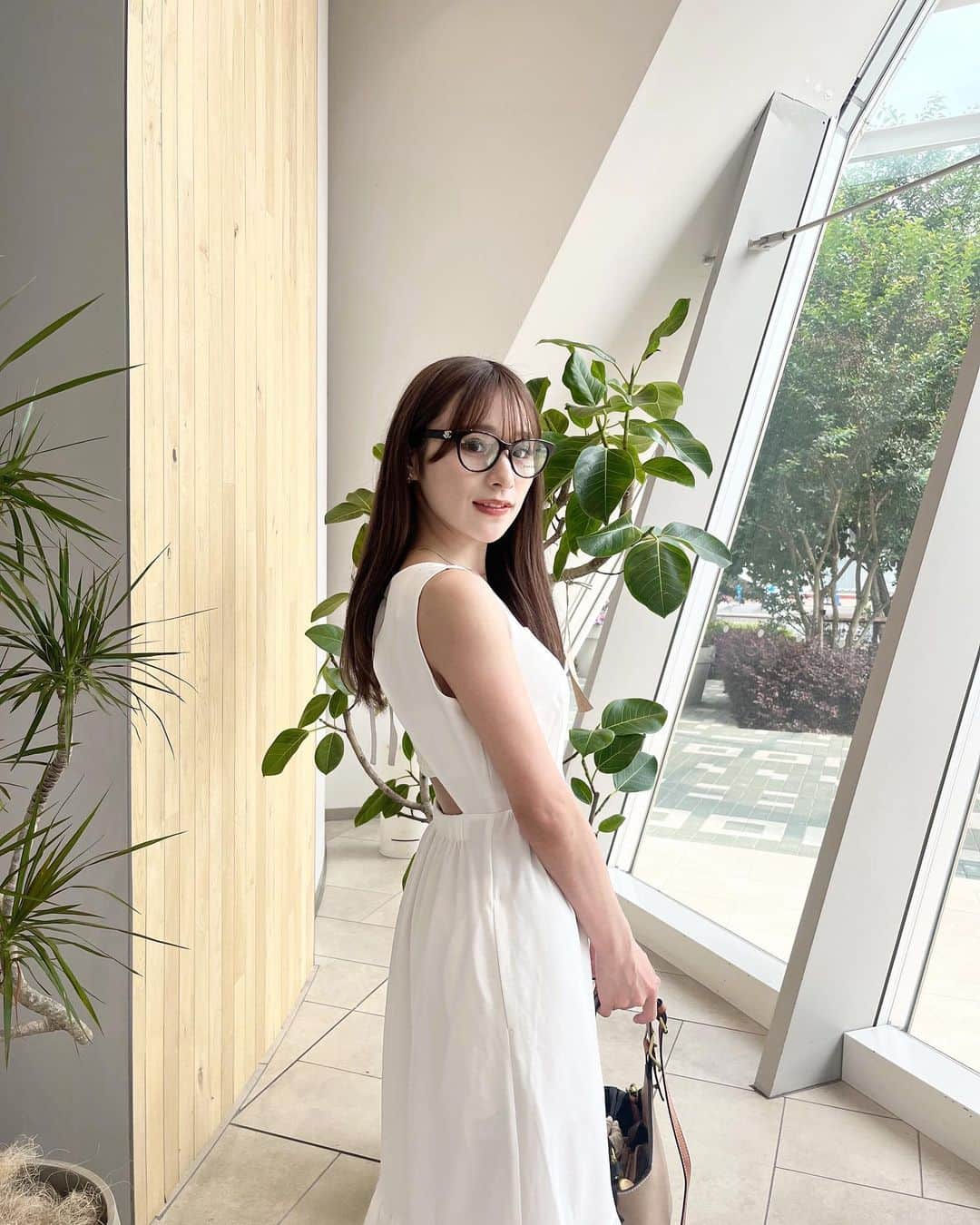 左伴彩佳さんのインスタグラム写真 - (左伴彩佳Instagram)「夏は白ワンピ着たくなる🦢♡  そしてあと2日で卒業公演です🎀 最後は思いっきり楽しんで終わりたいな〜」7月22日 22時07分 - hidaaya_729