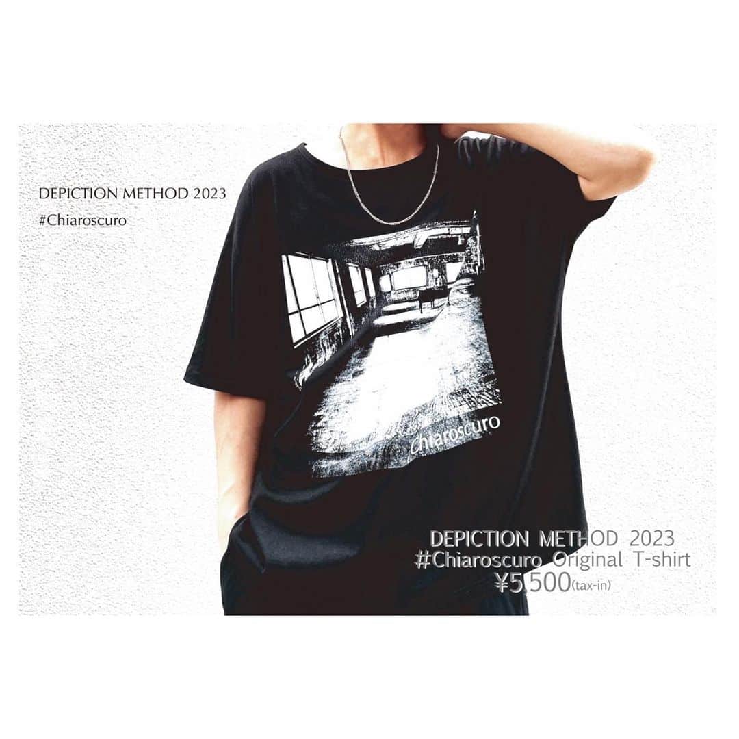 佐藤ケンケンのインスタグラム：「【新アイテムのお知らせ】 今回は2つの新アイテムが登場。  #Chiaroscuro Original T-shirt 5,500円(tax-in) オリジナルボディFree size 着丈66.5cm/身幅76.5cm  Kenken Sato 1st Photo book #Chiaroscuro (会場限定) 8,000円(tax-in) A4・全70ページ撮り下ろし  『オリジナルTシャツ』 ボディのシルエットや生地や厚さから試行錯誤を重ねて、ついに、ついに、完成しました。 裾幅より身幅がほんの少し大きくなってとても着やすく、この夏にぴったりなフリーサイズです。  プリントのデザインは、今回のテーマでもある「Chiaroscuro」です。  『1st フォトブック』 今回のテーマ「Chiaroscuro」のイメージを表現したくて、スタッフさんたちとたくさん意見を出し合い、たくさん撮りました。 おかげで個人の初フォトブックとして、最高のカットばかりとなってます。  ページをめくる度、佐藤がたくさんです。  どちらも数量限定となってます。 是非、会場でゲットしてくださいね。  ライブチケットはこちらから。 https://eplus.jp/sf/detail/3884080001-P0030001  DEPICTION METHOD Vol.6「Chiaroscuro」 @下北沢440 （four forty）  2023年7月29日(土) ［一部］Open14:00/Start14:30 ［二部］Open17:00/Start17:30  ちょうど一週間後となりました。  今回の新曲もライブで演奏できることが楽しみだし、 新たに言葉をのせた全楽曲たちの新しい表現を、是非生で感じてほしいです。  会場で、お待ちしてます。 ・ ・ ・ ・ ・ ・ #ライブ #ドラム #drums #インスト #instrumental #Chiaroscuro #DEPICTIONMETHOD #佐藤ケンケン」