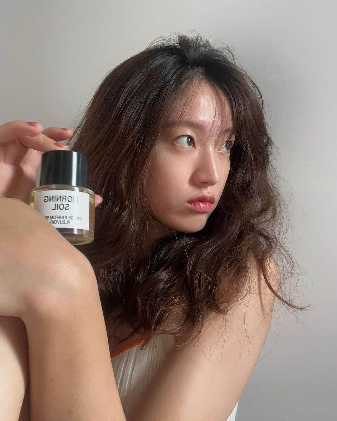 イ・ハウンのインスタグラム：「#광고 “비와 대지의 조화 속에 피어오르는 낯설지 않은 특별한 편안함” 촉촉이 젖은 아침 숲 향 특유의 편안함을 너무나 좋아하는 나에게 특히나 와닿았던 건 모닝소일☀️ 그런 자연의 향이 나한테서 난다는 것 자체가 괜히 낭만이구, 그게 좋아 몇 번이나 숨을 깊게 들이마셨는지 모른다. 사실 이런 향 안 좋아하는 사람이 어디 있을까 싶지만 히히🌴🖤  멀티밤을 바르고 모닝소일을 뿌리면 더 오랫동안 자연의 향을 느낄 수 있다구요!  #플르부아 #pleuvoir」