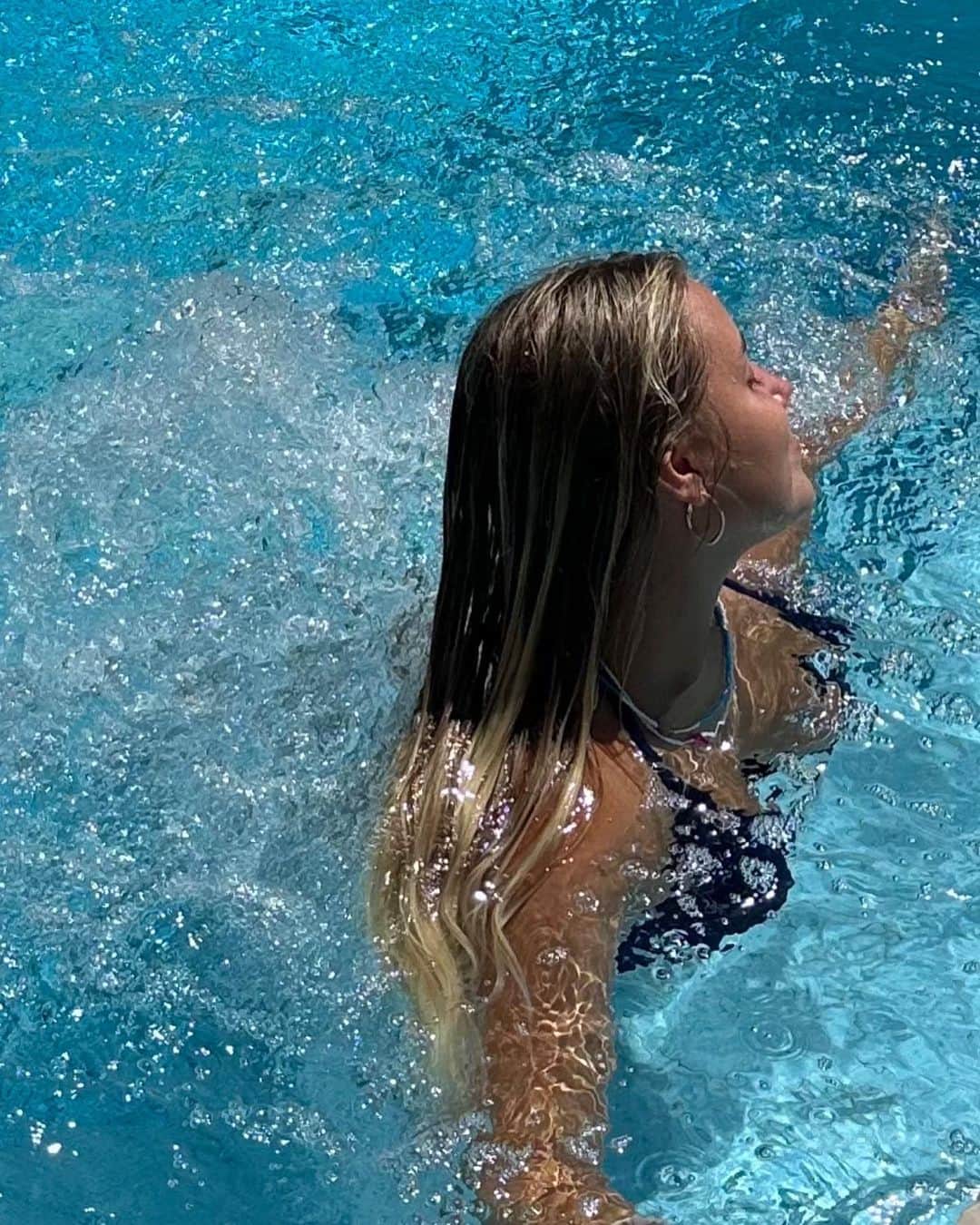 アリサ・フェディチキナのインスタグラム：「Feeling lucky ☀️🍉🐚🩵🍧」