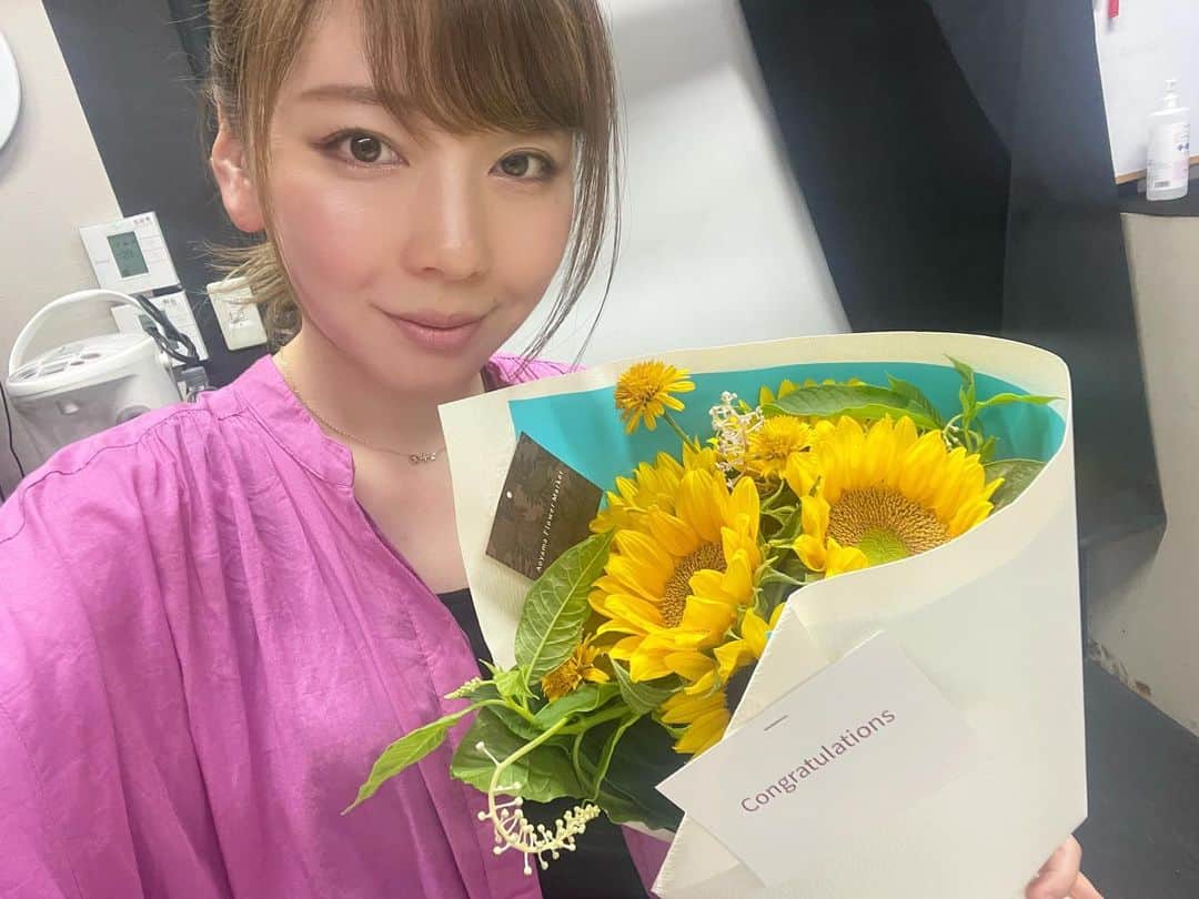 あやつるぽんのインスタグラム：「...本日 . . . 藤田兄さんのあわわラジオ公開収録 シークレットゲストとして出演させていただきました！ 今日の収録は藤田兄さんのYouTubeにて後日聴けます☺️ 向日葵まで下さって感謝〜🌻 楽しかった！！」