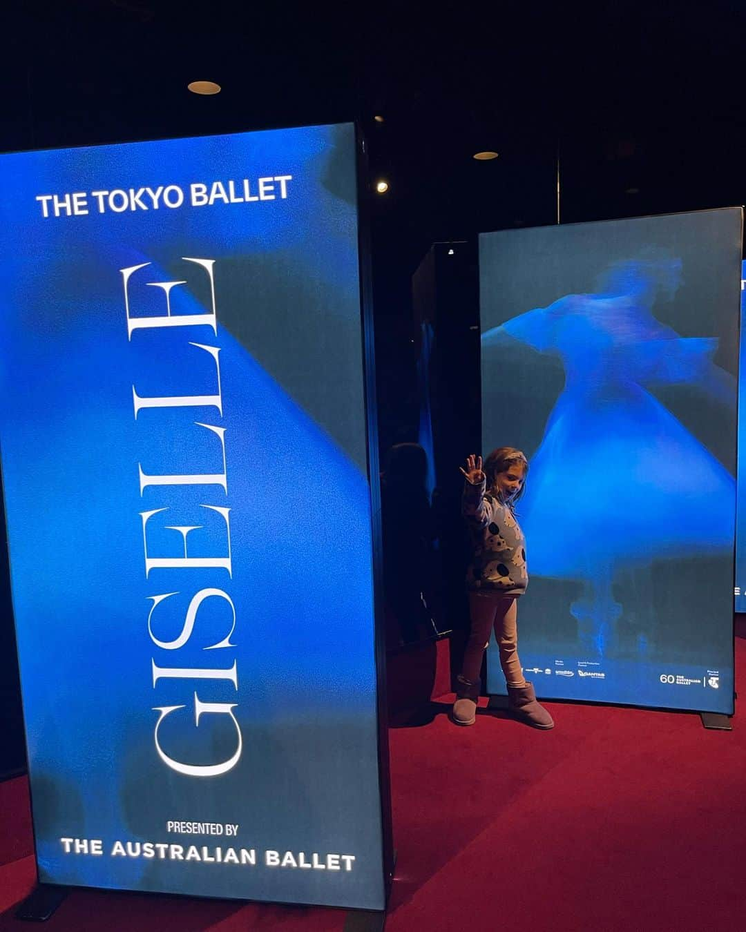 エミリー・デ・レイヴィンさんのインスタグラム写真 - (エミリー・デ・レイヴィンInstagram)「Thank you @tokyoballet_official for a wonderful matinee of #giselle today. You were breathtaking 🥰 & “Yay Mum! Girls time at the ballet!” -Vera 💗  @ausballet」7月22日 22時09分 - emiliede_ravin