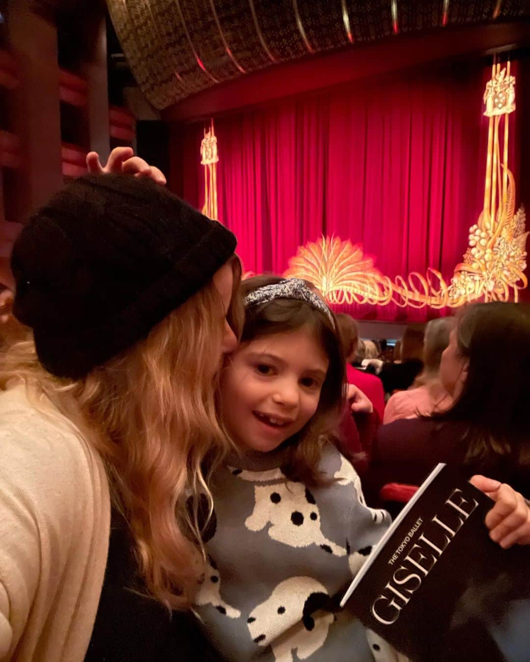 エミリー・デ・レイヴィンさんのインスタグラム写真 - (エミリー・デ・レイヴィンInstagram)「Thank you @tokyoballet_official for a wonderful matinee of #giselle today. You were breathtaking 🥰 & “Yay Mum! Girls time at the ballet!” -Vera 💗  @ausballet」7月22日 22時09分 - emiliede_ravin