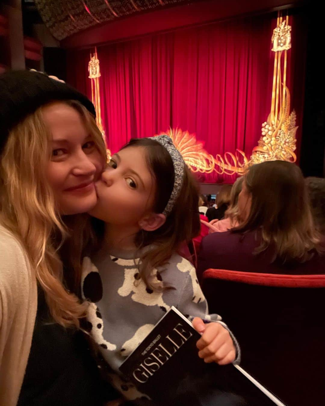 エミリー・デ・レイヴィンのインスタグラム：「Thank you @tokyoballet_official for a wonderful matinee of #giselle today. You were breathtaking 🥰 & “Yay Mum! Girls time at the ballet!” -Vera 💗  @ausballet」