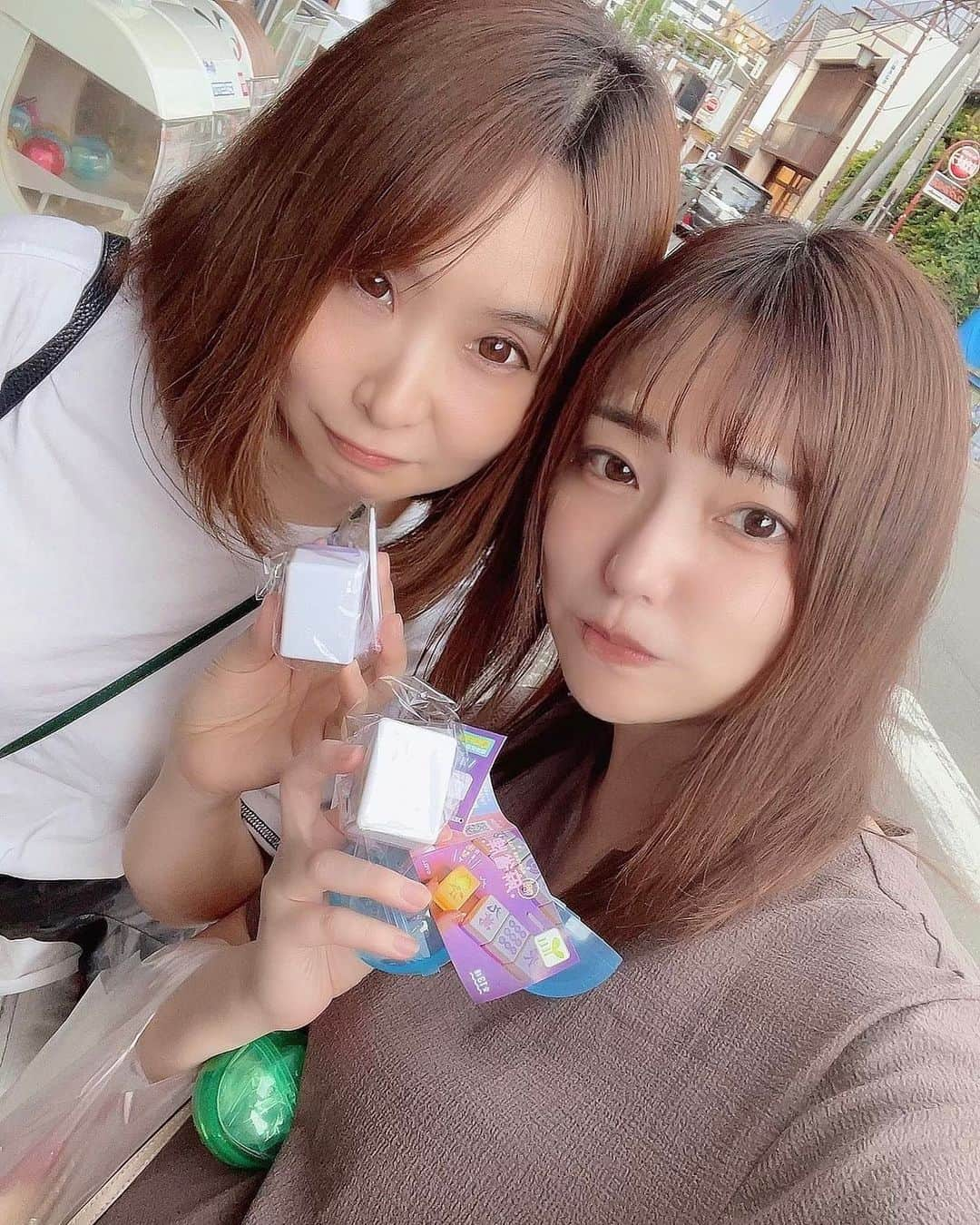 宮内こずえのインスタグラム：「都美ちゃんと麻雀牌ガチャしたら2人とも白だった🥹 何か文字入ってるのが良かったなあ😂」