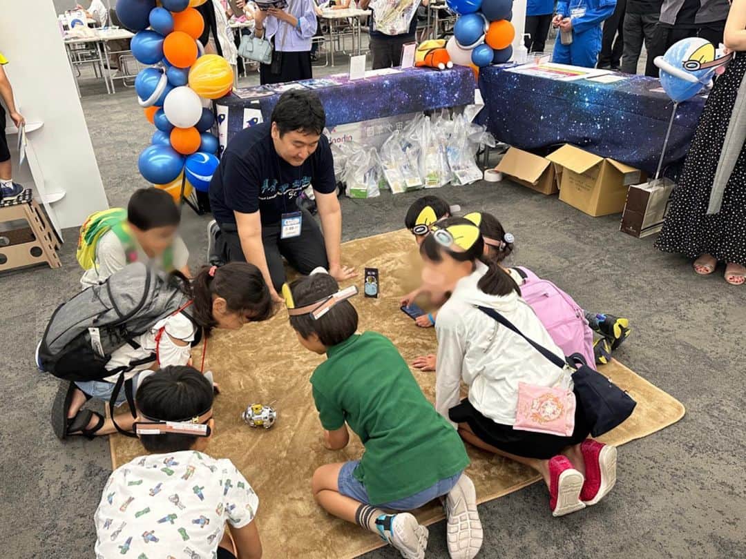 榎本麗美さんのインスタグラム写真 - (榎本麗美Instagram)「. 三井不動産さんが開催する 『SDGsフェス 夏のわくわくキッズワールド2023』  今日は1日目、大大大盛況でした✨ 一瞬で予約が埋まっちゃいました！！  YAC東京日本橋分団が 『宇宙飛行士体験★月のミッションに挑戦だ！』 と題して、宇宙飛行士体験が出来る宇宙ブースを ◾️タカラトミーさん 『SORA-Q』 @takaratomytoys  ◾️タカラトミーアーツさん 『宇宙なんちゃら こてつくん』 @spacekotetsukun  ◾️ユーグレナさん @drkengo  と共同出展しています🚀  明日は二日目！ お待ちしております🧑‍🚀🌕  #SDGsフェス #夏のわくわくキッズワールド2023 #宇宙 #宇宙ブース #青春」7月22日 22時10分 - enomotoremi