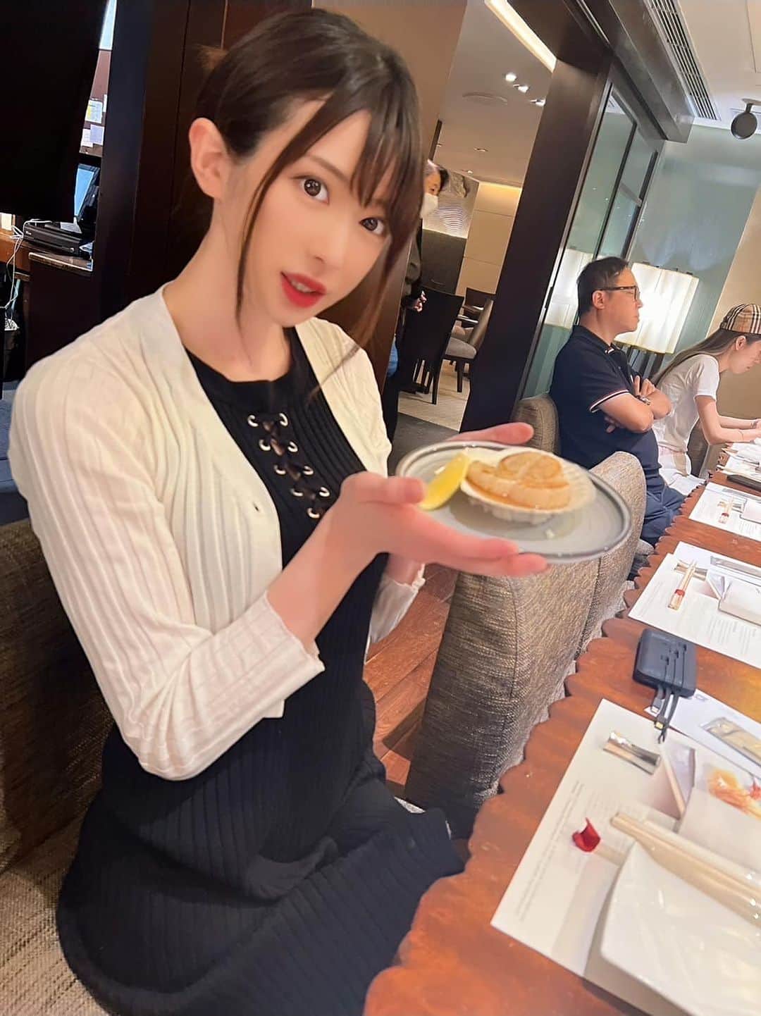 辻井ほのかのインスタグラム：「I love hongkong🇨🇳🤍  #hongkong #awabi #dinner #日本女孩 #日本美女 #性感女演員 #日本性感女星」