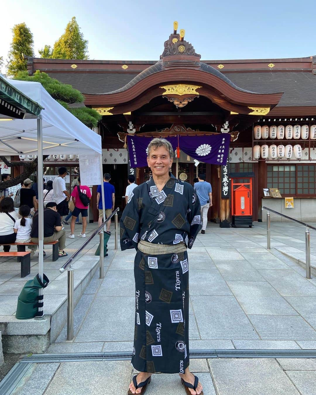 ヒロ寺平のインスタグラム：「夏祭りたけなわの時季。 近所の神社にタイガース浴衣でお参りに出かけた。  オールスターも終わりシーズンも折返し。 「優勝」目指して後半戦を戦って欲しいとお祈り。  アレとかA.R.E.に「言霊」は皆無。 無益な代名詞はそろそろ仕舞いこみがむしゃらに「優勝」を目指してもらいたい。  #阪神タイガース #ヒロ寺平 #ヒロT」