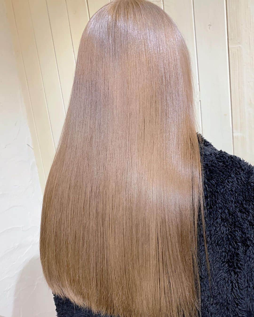 黒咲ゆうきのインスタグラム：「久々美容室行って来た💇‍♀️ 安定のミルクティーベージュ❤️ ブローだけでもこんなに髪つやんつやん🪮 最近は髪の毛にオイルじゃなくて化粧水塗ってる🧴 ヘアケア大事ね！」