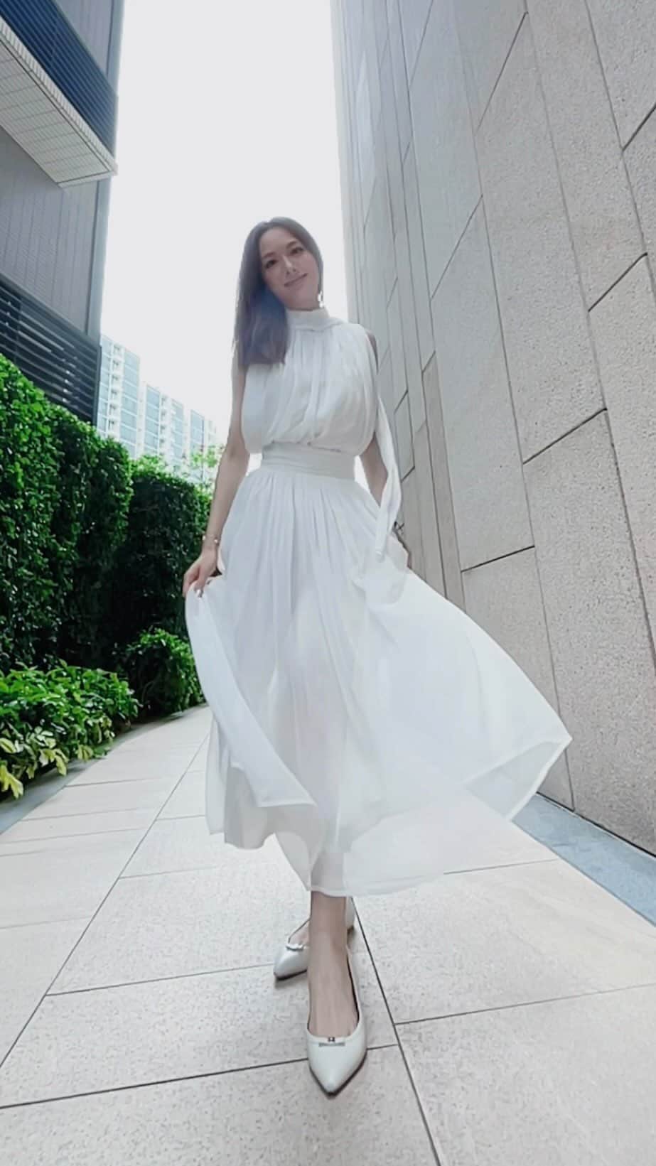 クリスタル・フォンのインスタグラム：「Let life be beautiful like summer flowers 如花在野 溫柔熱烈 🕊️」