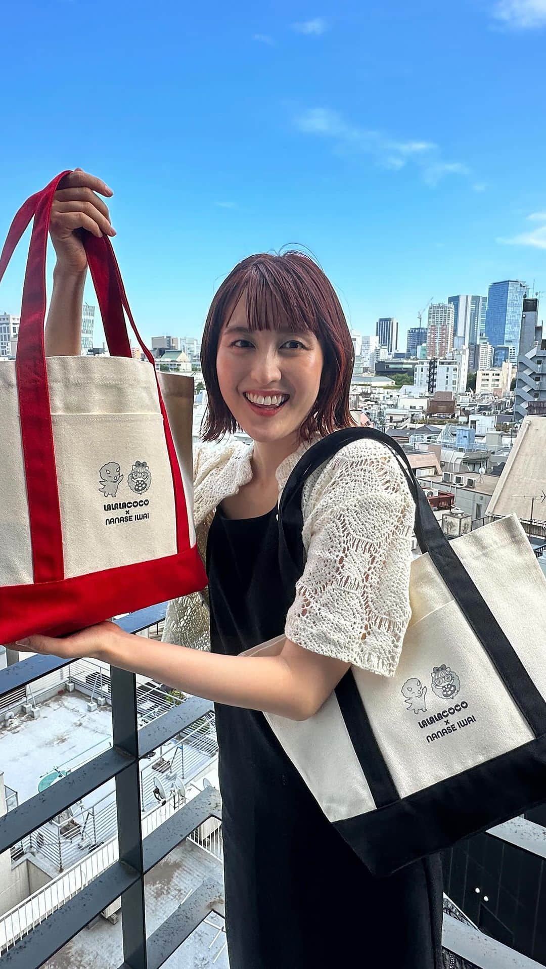のインスタグラム：「LALALACOCO ✖︎ 岩井七世 コラボトートバッグ🍎 ⁡ 𓈒𓂂𓏸𓂂𓈒𓂂𓏸𓂂𓈒𓂂𓏸𓂂𓈒𓂂𓏸𓂂𓈒𓂂𓏸𓂂𓈒𓂂𓏸𓂂𓈒𓂂𓏸𓂂𓈒𓂂𓏸𓂂𓈒𓂂𓏸𓂂𓈒𓂂𓏸𓂂𓈒𓂂𓏸𓂂𓈒𓂂𓏸𓂂𓈒 ⁡ ハローキティーの原作者で現在フリーデザイナーの清水侑子さんが描いたキャラクター、ラララココちゃん。先日発売したLINEスタンプに続いてコラボ第二弾が決定しました！ ⁡ 🖤❤️キャンバストートバッグ❤️🖤 赤と黒の2色展開！大容量ポケット付き。 ⁡ 𓈒𓂂𓏸𓂂𓈒𓂂𓏸𓂂𓈒𓂂𓏸𓂂𓈒𓂂𓏸𓂂𓈒𓂂𓏸𓂂𓈒𓂂𓏸𓂂𓈒𓂂𓏸𓂂𓈒𓂂𓏸𓂂𓈒𓂂𓏸𓂂𓈒𓂂𓏸𓂂𓈒𓂂𓏸𓂂𓈒𓂂𓏸𓂂𓈒 ⁡ 隣にいるのはなんと恐竜です...！ 恐竜大好きなわたしがいよいよ恐竜ショーに出演ということで、ラララココちゃんにもお祝いしてもらいました。大好きなトリケラトプスのイラストが入ったデザインです。うれしい！よかったら記念にどうぞ🦖 ⁡ ⁡ 近日発売！！！ ⁡ #LALALACOCO #ラララココ　#ジュラシックガール」