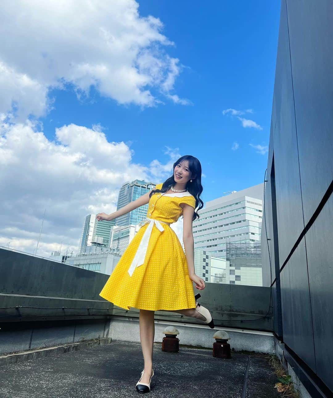 横野すみれのインスタグラム：「🌻🌻🌻  青空に明るい黄色のワンピース👗 髪もレトロな巻髪にしてもらったよ🥰  今日は、 横野すみれ×加藤結ツーマンライブ🎤 ありがとうございました🌻  オリジナル曲 #ひどいわ を含めた5曲を披露させていただきました〜！外の気温に負けないぐらいアツいライブだったね☀️みんなのパワー受け取った☺️  次は8/6(日)(詳細はまだ秘密)です！ よろしくお願いします😚  #ワンピースコーデ #ライブイベント #🌻 #レトロコーデ #80年代 #渋谷デート #ヘアアレンジ #💛」