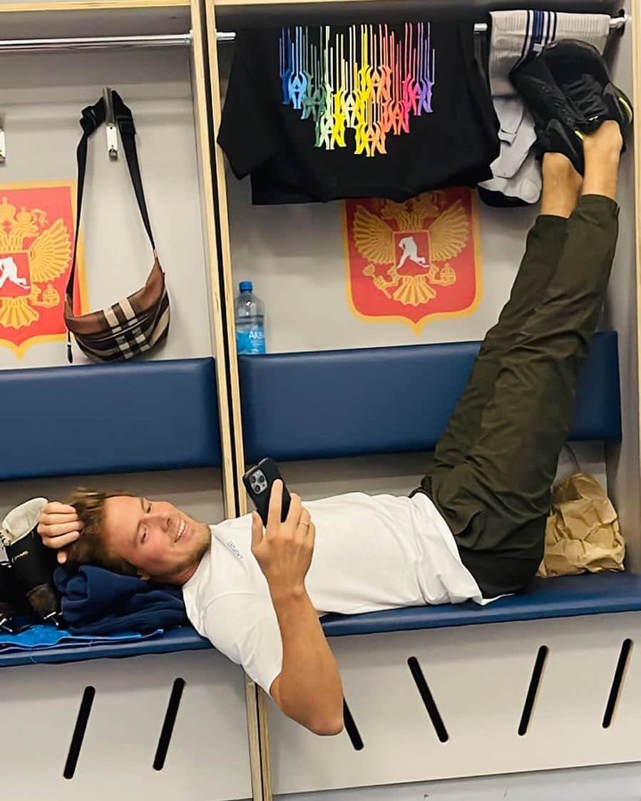 ニキータ・カツァラポフのインスタグラム：「Рабочий mood 😁」