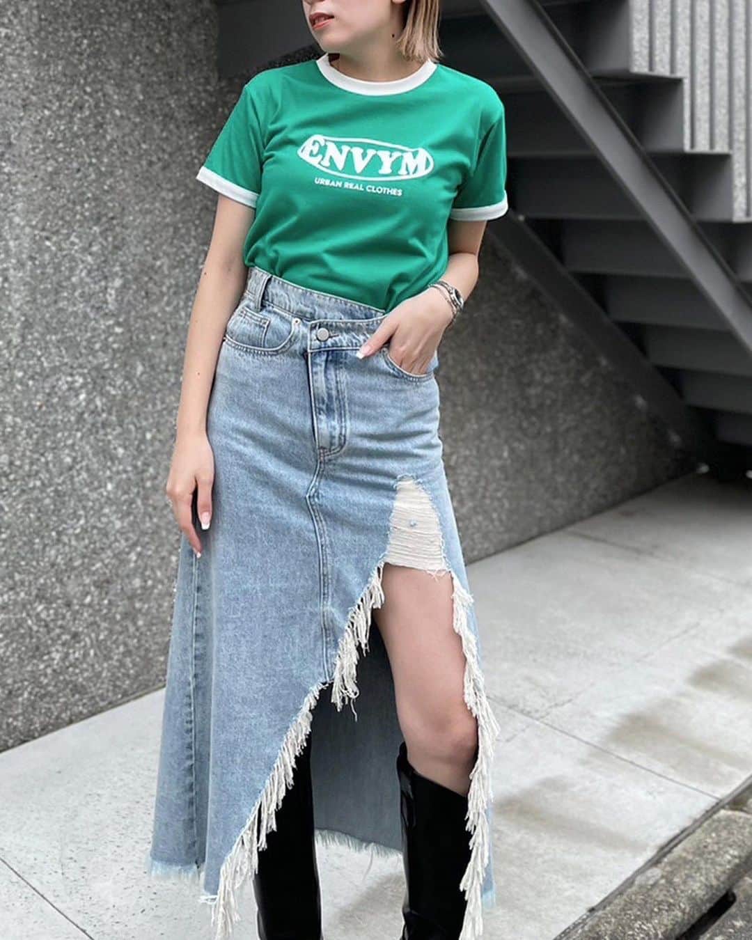 ENVYMのインスタグラム：「【𝙉𝙀𝙒𝘼𝙍𝙍𝙄𝙑𝘼𝙇】 ⁡ ⁡ ✅バイカラーロゴTee color / WHITE,BLACK,GREEN ⁡ ⁡ ■ポイント キャッチーなフォントを使用した夏らしいPOPなTシャツ♪ ⁡ ■ディティール カラーによって、ロゴ配色、バイカラー配色を変えているのでチョイスする色によって雰囲気変わります。 サイズ感は体型問わず着用できるジャストサイズに。 ⁡ ■スタイリング インスタイルでスタイリッシュに、前だけタックインでリラックス感のある着こなしもGOOD。 BLACK,WHITEは赤のロゴがアクセントになるのでシンプルコーデのアクセントになります。 ⁡ --------------------------------- ⁡ 2BUY20%OFF,3BUY30%OFF開催中🔥 ぜひWEBSTOREをご覧ください❕ ⁡ #envym #2023ss #summer」