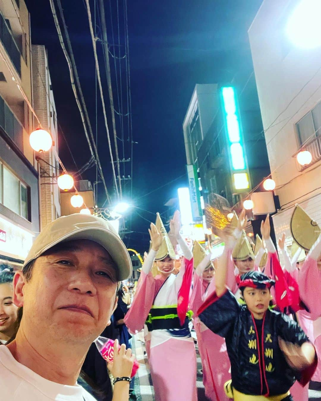 ミスターちんのインスタグラム：「経堂祭り🎇 4年振りの開催です👏👏  #世田谷区 #経堂 #阿波踊り #サンバ #エイサー #農大商店街」