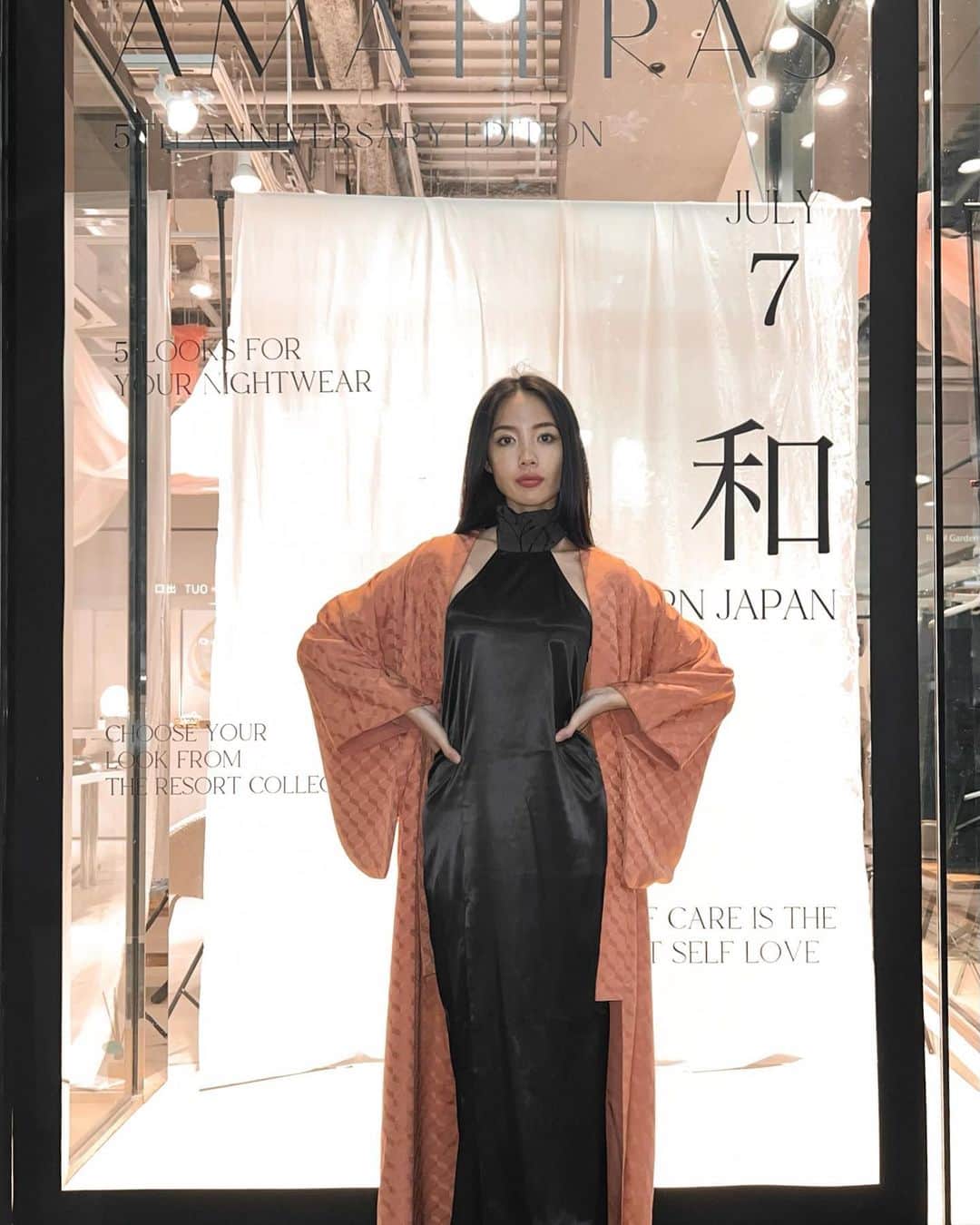 佐藤マクニッシュ怜子のインスタグラム：「5th anniversary POPUP store in Shibuya 🖤🩷 I’m so in love with the store concept and everything we built from the scratch! come tomorrow if you haven’t😉  今回のストアは5周年をお祝いするストアとして、サーモンピンクをテーマカラーにおしゃれな和モダンコンセプトで散りばめました✨今日も暑い中ノンストップでお客さんいっぱいで、幸せだった〜💕 期間中1人でも多くの方に遊びに来て欲しいです！明日明後日時間がある方は是非☺️」