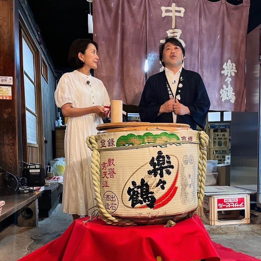 羽田美智子さんのインスタグラム写真 - (羽田美智子Instagram)「明日15:00からBS日テレで 『羽田美智子の夏休み〜リフレッシュの旅』放送になります。  何度行っても最高の思い出をくれる城崎温泉を旅してます。  また新しい出会いがたくさん✨✨  お酒のことを元々は楽々（ささ）、鶴はコウノトリのことを指し、縁起の良いお酒なんだそうです。 こちらの酒蔵さんで 女優生活35周年をお祝いしていただいて鏡開きを🍶 感動です🥺」7月22日 22時26分 - michikohada
