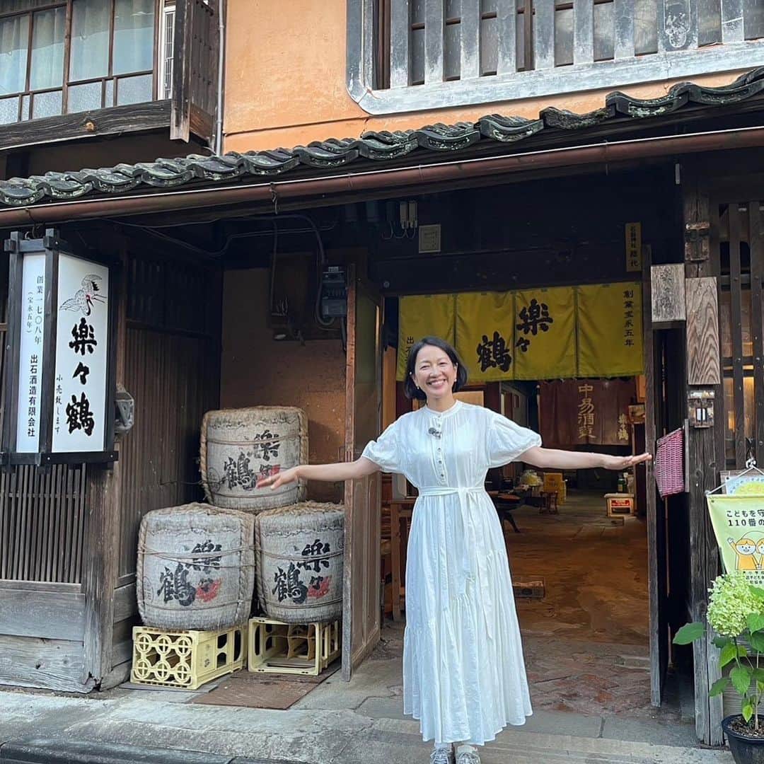 羽田美智子のインスタグラム：「明日15:00からBS日テレで 『羽田美智子の夏休み〜リフレッシュの旅』放送になります。  何度行っても最高の思い出をくれる城崎温泉を旅してます。  また新しい出会いがたくさん✨✨  お酒のことを元々は楽々（ささ）、鶴はコウノトリのことを指し、縁起の良いお酒なんだそうです。 こちらの酒蔵さんで 女優生活35周年をお祝いしていただいて鏡開きを🍶 感動です🥺」