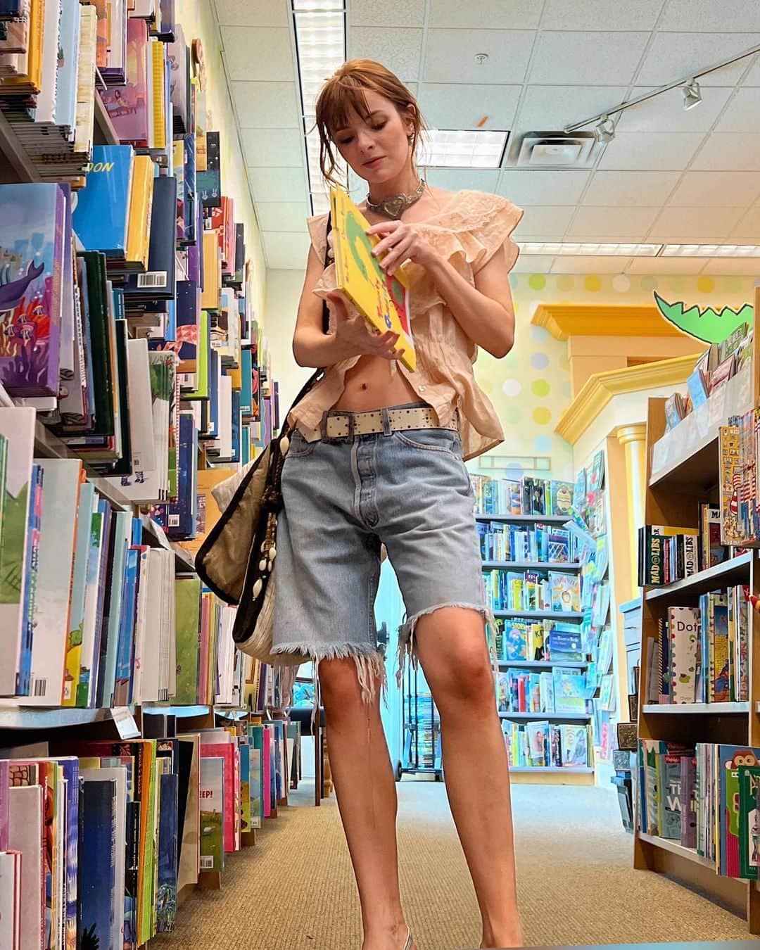 ジェーン・アルドリッジのインスタグラム：「🐛📚📖」