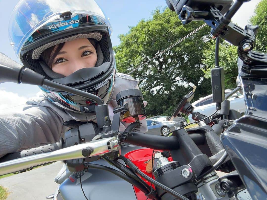 葉月美優のインスタグラム：「❥先日 千葉県 大多喜をツーリングしてきました🏍💕  大多喜もいいところたくさんあるんですよ✌ すっごく癒やしがいっぱい！！  YouTubeにもwebオートバイにもしたいと思います！！  #ツーリングスポット #千葉グルメ #バイク女子 #バイク好きな人と繋がりたい #バイク旅 #バイクツーリング #バイクライフ #バイクのある風景 #ロードバイク #バイクのある生活 #バイクファッション #aprilia #tuono660 #kadoya #kabuto #大型バイク女子 #大型バイク #touring #bikegirl #racequeen #バイク女子フォト #大多喜 #モトブログ #バイク女子と繋がりたい #bikeride #오토바이 #ツーリング女子 #ツーリング #千葉観光 #千葉ツーリング」