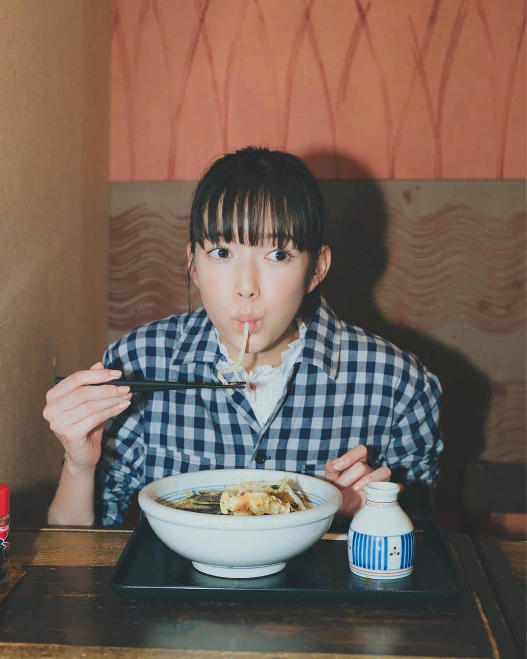 佐藤栞里さんのインスタグラム写真 - (佐藤栞里Instagram)「. 大阪旅の後編〜🐙 おいしいのはもちろんのこと、 しっかりお客さんの心まで見て 愛を込めて自慢の一品を届けてくれるのが すごくすごく印象的でした☺︎ なんなら心の奥深く深くまで見透かされているような ちょっとどきどきしたくらい😳笑 でも、だからこそより美味しくて 心もお腹も、いーっぱいになりました🕊 まいど、おおきに☺️ #ちょっと食べてみ！？ #連載拡大版」7月22日 22時28分 - satoshiori727