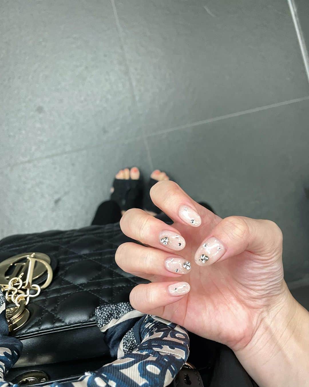 maari watanabe(まありん)のインスタグラム：「new nail💍 キラキラつぶつぶ夏仕様🫶  @reona_il れおなさんいつもありがとうございます☺️  #ストーンネイル」