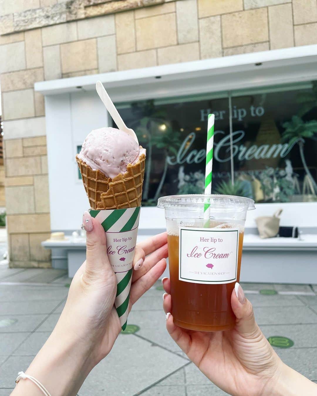 maari watanabe(まありん)さんのインスタグラム写真 - (maari watanabe(まありん)Instagram)「期間限定でオープンのアイスクリームショップ「Her lip to Ice Cream -THE VACATION SHOP-」に行ってきた🫶 可愛いだけでなく、お味も完璧✨ ストロベリーヨーグルトとパッションフルーツティーを頂きました！ お店も最高に可愛い❤️  六本木ヒルズにて 2023年7月22日(土)〜8月20日(日)開催中☺️  #六本木カフェ  #六本木グルメ #herlipto」7月22日 22時41分 - manyo_wt