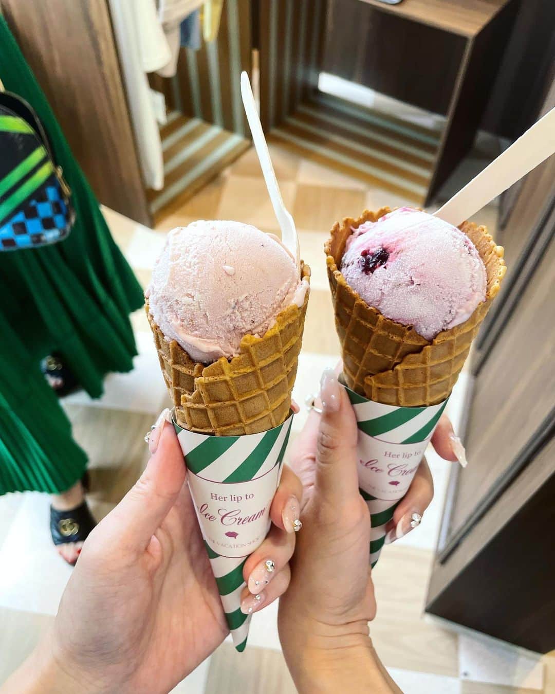 maari watanabe(まありん)のインスタグラム：「期間限定でオープンのアイスクリームショップ「Her lip to Ice Cream -THE VACATION SHOP-」に行ってきた🫶 可愛いだけでなく、お味も完璧✨ ストロベリーヨーグルトとパッションフルーツティーを頂きました！ お店も最高に可愛い❤️  六本木ヒルズにて 2023年7月22日(土)〜8月20日(日)開催中☺️  #六本木カフェ  #六本木グルメ #herlipto」