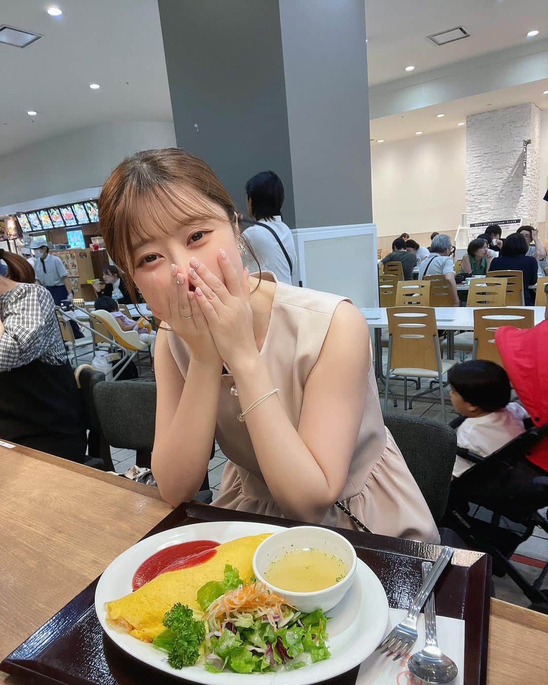 maari watanabe(まありん)のインスタグラム：「˗ˏˋ  𝕠𝕠𝕥𝕕  ˎˊ˗ tops @apuweiser_official  パールが可愛い〜🫶  たいめいけん美味し🍳 束の間の休日☺️人映り込みすぎてインスタとしてどーなんでしょうw  #骨格ウェーブ #30代コーデ」