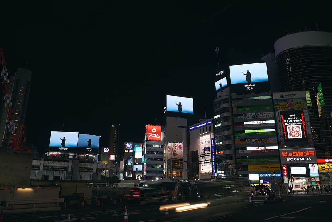 のインスタグラム：「Mr.Children new album 「miss you」 10.4  渋谷にて  本日の収穫  毎時5分からということで朝から晩まで １時間ごとに移動を繰り返すというgoen°総出の記録。  デザインのお仕事を世に送り出すとき、複写したり記録するまでが仕事なのですが、今回はスタッフと手分けできおさえられました。以前は駅貼りB倍など沢山記録撮影しにいったけど、最近アウトドアメディアが減り、こういうのは久しぶりでした。  特に今回は、出雲に住んでいるカメラマン藤井保さんのために記録を頑張りました。  #mrchildren」