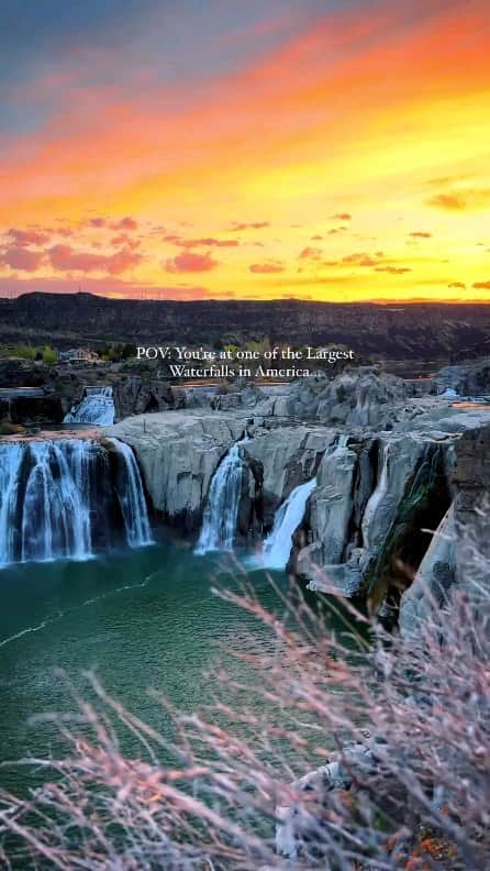 Padgramのインスタグラム：「Shoshone Falls in Idaho stands at over 200ft tall & 900ft wide! 🤯 It’s one of the largest natural waterfalls in the United States!   It’s known as the Niagara of the west… would you visit here?   Credits 🎥@jakeguzman  #pgdaily #pgstar#pgcounty #usa #planetgo#planet #planetearth #amazing #awesome #nature #usalife #idaho #idahome #waterfalls #waterfall #sunset #travel #roamtheplanet #usa🇺🇸」