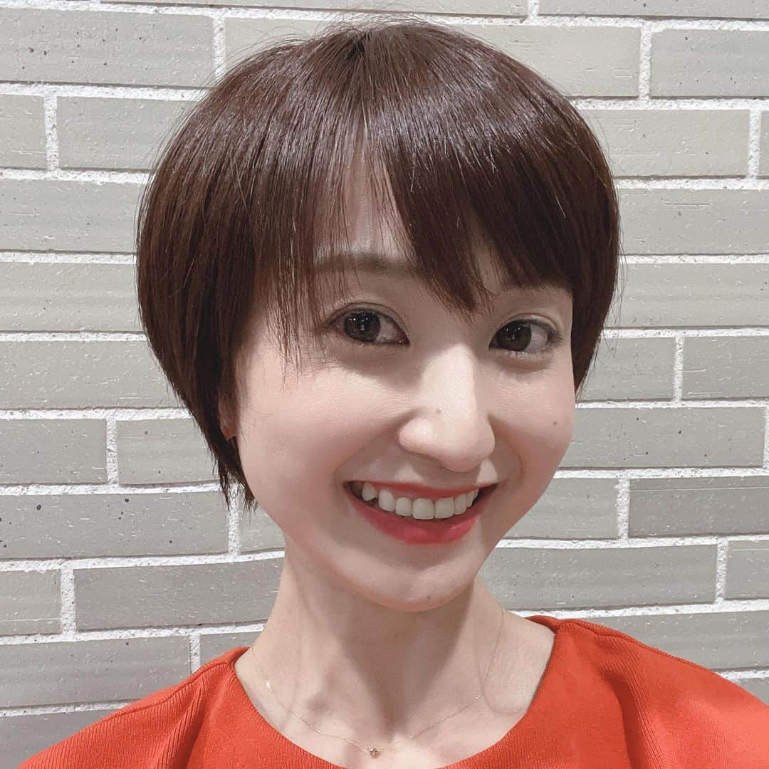 星乃あんりさんのインスタグラム写真 - (星乃あんりInstagram)「⁡ ヘアメンテナンスへ✄✧*。 ⁡ まるっとすっきり、つるんとショートに。 カラーはパープルガーネット。 お洒落。 ⁡ 可愛くて嬉しくて 撮って頂いたのに自撮りも。 ⁡ ⁡ ⁡ @lewinxiaochi さん ありがとうございますしたっ！ りさ @seina_nozomi  ご紹介ありがとう(⁎ᴗ͈ˬᴗ͈⁎) ⁡ ⁡ #ショートヘア #パープルガーネット#お洒落 @lewinxiaochi  @lewin_omotesando_  ⁡ ⁡ *☼*―――――*☼*―――――*☼*―――――*☼* ⁡ 🌟LINE公式アカウント お仕事やイベント情報、季節のメッセージ等を配信。 是非、お友達登録をお願いいたします♡ ⇒ https://lin.ee/nVaWVus ⁡ 🌟Anri's Beauty Camp #あんキャン 『身体を整えると、自然と心も整う。心が整うと、毎日が豊かになる』 週に１回のバレトンレッスン(オンライン開催)を通して、心と身体を健康的に美しく整えていきます。 ⁡ 🌟Angelia 「透明感･遊び心･光と艶 そして、確かな存在感を纏わせて」 星乃あんりが制作･プロデュースするアクセサリー･グッズショップ。 ⇒@angelia_accessory✧*。」7月22日 22時38分 - anri_hoshino_official