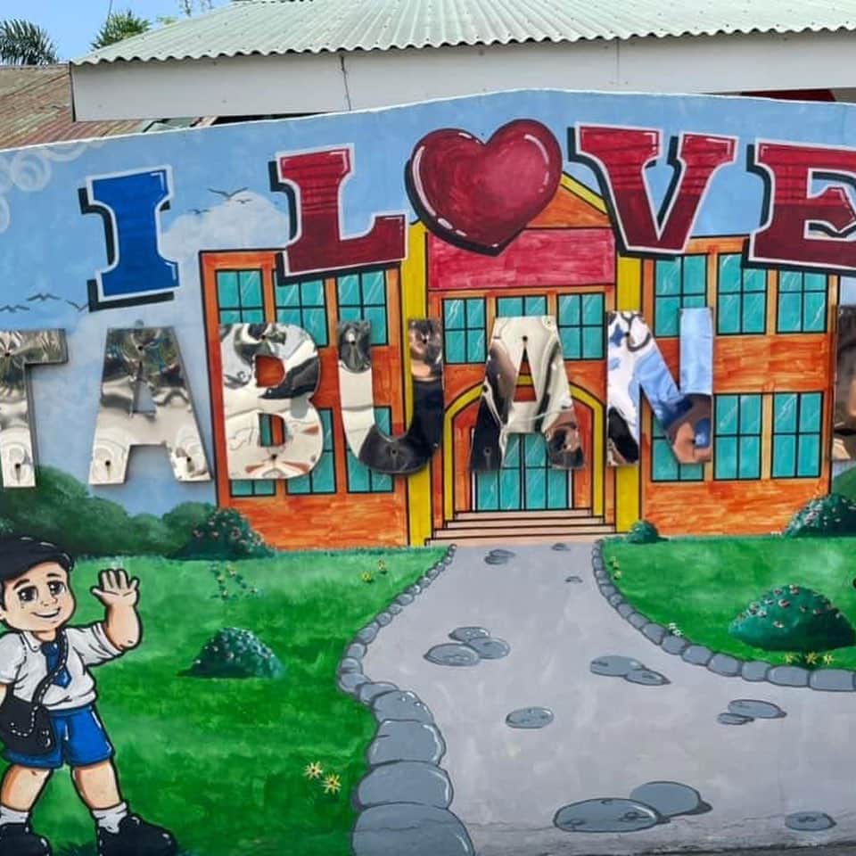 野田聖子さんのインスタグラム写真 - (野田聖子Instagram)「タブアン小学校を訪問。 生徒の皆さん、先生方から、あたたかくお迎え頂きました😊 更に熱烈歓迎を受けていたジョリビー！  #野田聖子  #ジョリビー」7月22日 22時39分 - seiko.noda