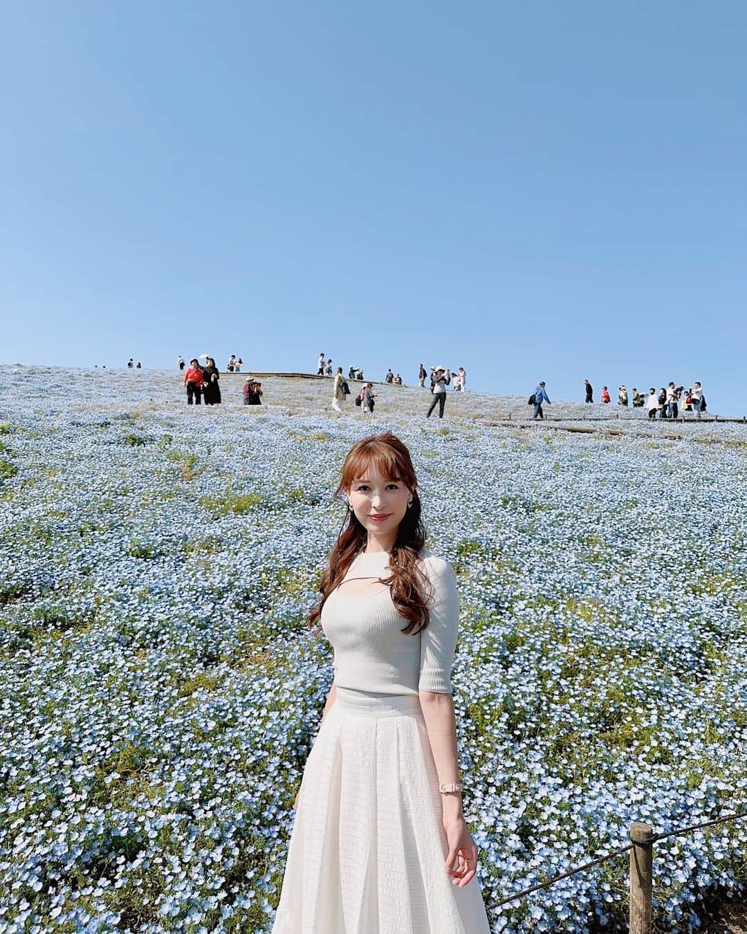 下薗なおこのインスタグラム：「ネモフィラ畑には ネモフィラカラーのお洋服で🩵  投稿が2年分くらい溜まっていて更新がちっとも追いつきません🙂  コロナも明けたしどこかにお出掛けしたいな✈️🌴  #時差投稿 #ネモフィラ  #ねもふぃらの丘  #ネモフィラの丘  #ネモフィラブルー」