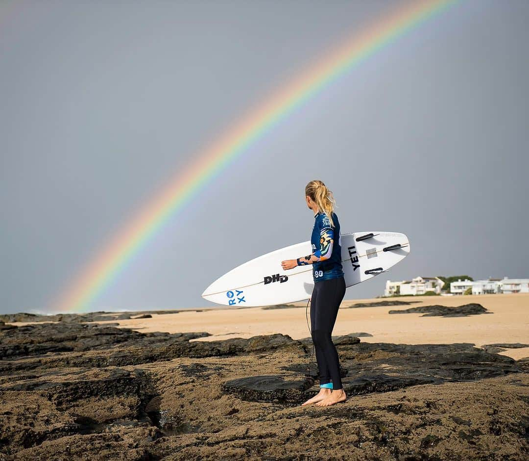 ステファニー・ギルモアさんのインスタグラム写真 - (ステファニー・ギルモアInstagram)「Love this place 💓 thanks for having us Jbay!  @wsl」7月22日 22時48分 - stephaniegilmore