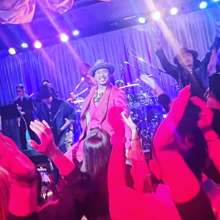 TEEのインスタグラム：「みなさんいよいよ第二回！！ TEE'S NIGHT  チケット発売開始しました。  よーい　どん  8/20(日) TEE’s night  @Kento’s Ginza   ◉Open 16:00 Show start 18:00  ◉Ticket ¥6,600  ◉Cast Produce & main act   TEE  Special Guest Live JAY'ED / 當山みれい / Ashley  Sounds by Sweet Child “the band”  Special Dancer GOTO .YO-SIN  DJ  Chin-Nen  ◉チケットは電話予約またはネット予約にて受付中！ Info 03-3572-9161 https://kentos-tokyo.jp/ginza/  TEEです！ 東京でついにイベントを開催する事になりました！！　 今回は第二回！！ しかも銀座のど真ん中！！ 場所はなんとあの KENTO'S ！！  歴史が違うのよ！　 めちゃくちゃカッコいいのよ！ そうです、 せっかくやるならお客様1人残らず満足してもらいたい！！ 音も場所もダンサーもDJにもこだわりながら、毎回素晴らしいGuestをお迎えして行う新たなエンターテイメント。 飲みながら、食べながら、贅沢なサウンドをお送りします。  このイベントが日本中を照らす明るい光になる事を願って、　  Let's Tee's Night  お洒落で大人な夜をお楽しみに。  会場でお待ちしてます  Tee」