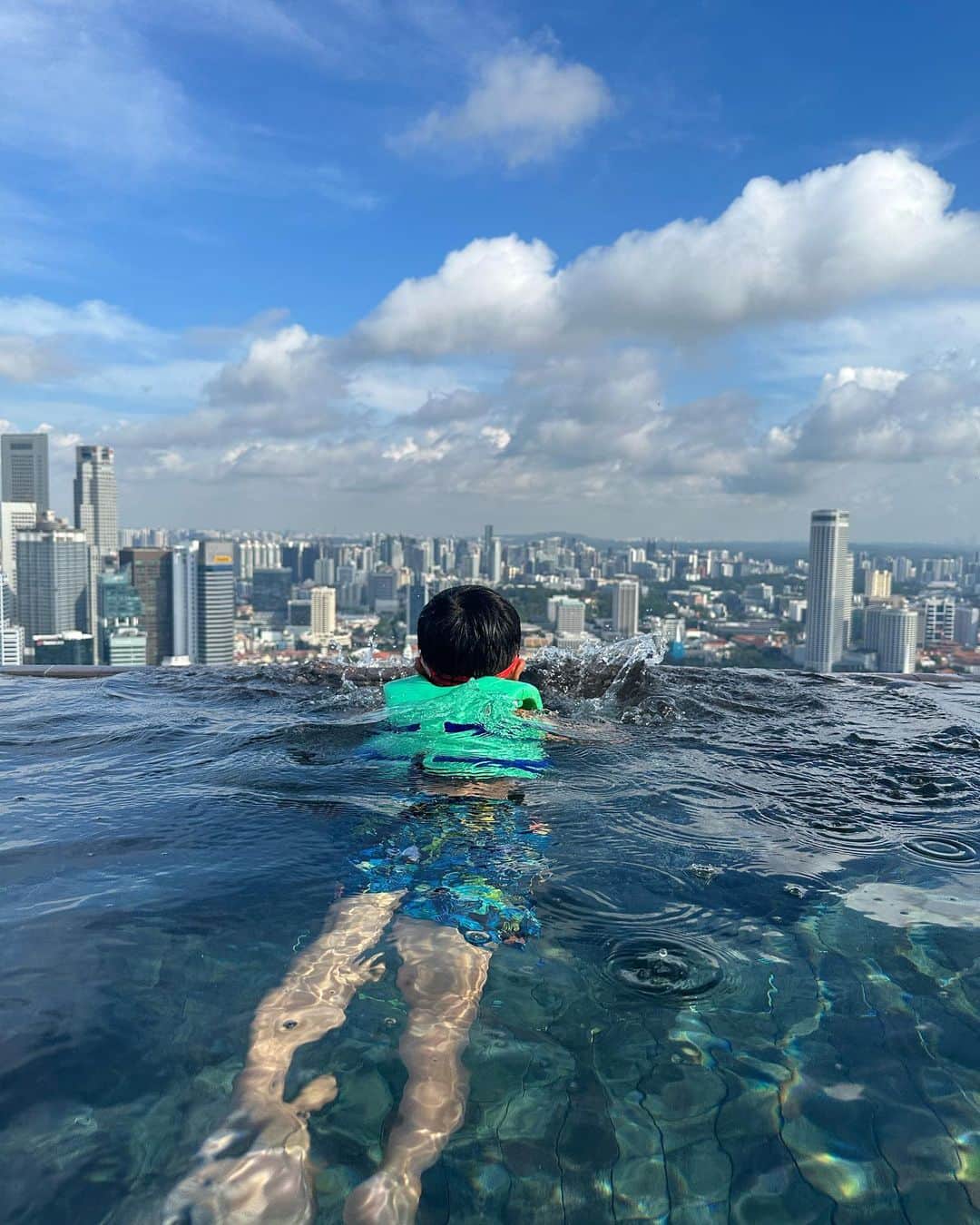 小西翼さんのインスタグラム写真 - (小西翼Instagram)「. 楽しみしてたシンガポール🇸🇬 久々の海外&初めて2人連れの海外旅行。 飛行機✈️も意外と大丈夫だった👌 カオスなことを覚悟してたけど！笑  プールにテンション上がってて 可愛かった子どもたち🤭 明日もプール入るぞ🤍🤍  #シンガポール#子連れ旅行 #Singapore#子連れ海外」7月22日 22時59分 - tucha_k