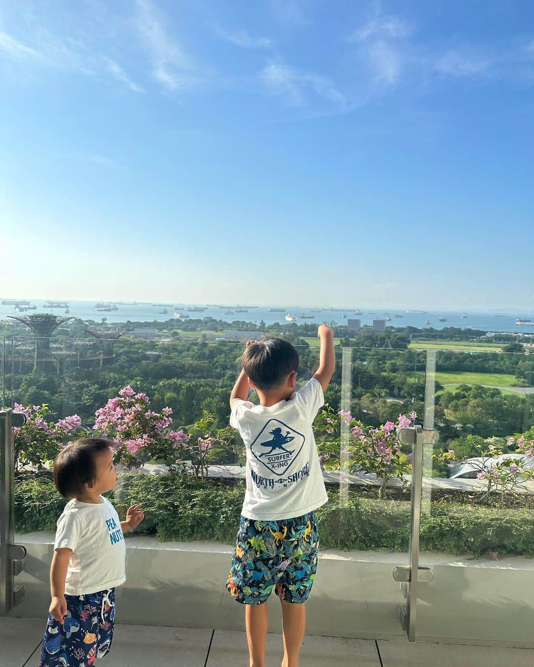 小西翼のインスタグラム：「. 楽しみしてたシンガポール🇸🇬 久々の海外&初めて2人連れの海外旅行。 飛行機✈️も意外と大丈夫だった👌 カオスなことを覚悟してたけど！笑  プールにテンション上がってて 可愛かった子どもたち🤭 明日もプール入るぞ🤍🤍  #シンガポール#子連れ旅行 #Singapore#子連れ海外」