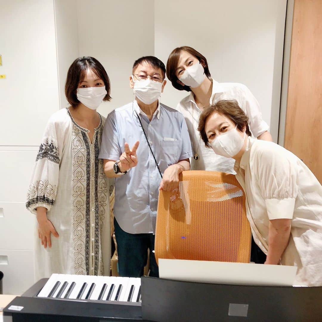 白羽ゆりのインスタグラム：「今日は秋にある雪組100周年の稽古でした。  三木章雄先生と吉田優子先生。  毎日会っているかのように、あまりにもスムーズに稽古が始まるので不思議な感覚でした😂  私の前がおっちょんさん (成瀬こうきさん)  なんだこの安心感🥰✨✨  懐かしい曲に触れてテンション上がりました！！  ひゃー楽しみ😍」