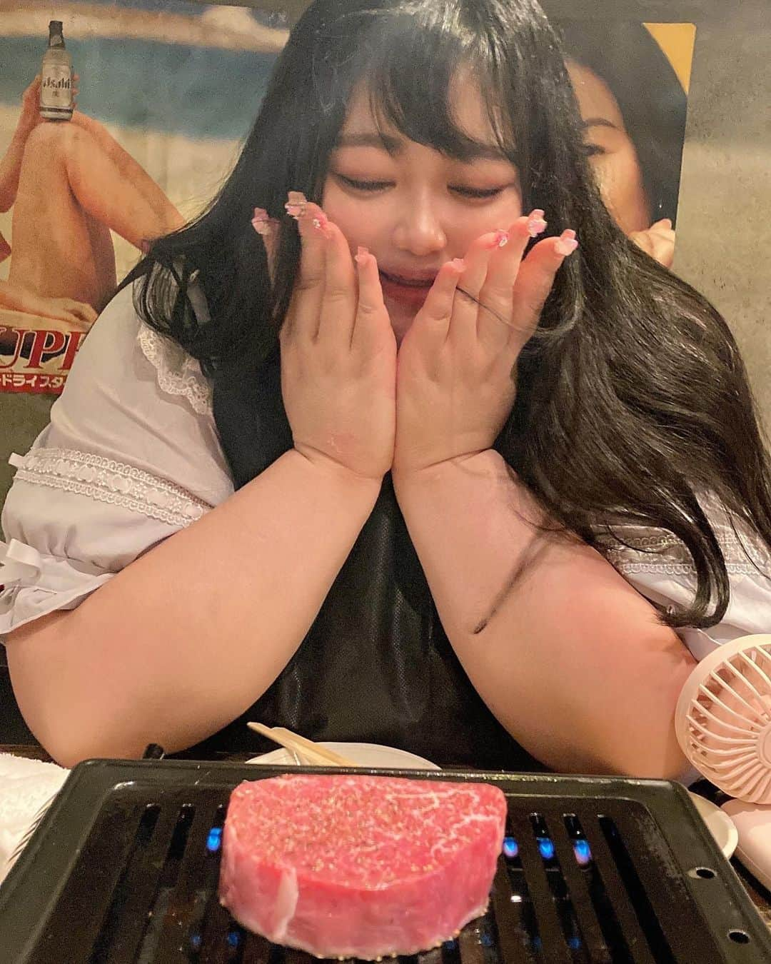 えみっくすさんのインスタグラム写真 - (えみっくすInstagram)「恵比寿にある焼肉一七三に行ってきた💓前に姉妹店の焼肉一七三 向山に行ったことあるけど、美味しさはそのままだけどお店の雰囲気が真反対でびっくり❕ . デート向けで雰囲気重視なら向山の方で、友達同士ならカジュアルなカウンター式で店員さんにお肉のこと聞いたりメニューの相談しやすいこっちがおすすめかも₍ᐢ.ˬ.ᐢ₎ . どの肉も柔らかくておいしかった～(ᐡ｡• · •｡ᐡ)♡特に塊肉が迫力あってたのしかった～🩷🩷また行きたい(ˊo̴̶̷̤ ̫ o̴̶̷̤ˋ)♡  🍬 .｡ _________________________ ｡. 🍬   　えみっくすおすすめのグルメ情報を ︎︎ 　　　▶️ #えみっくすグルメ ◀️  　　　でまとめています⸜(*⃙⃘'ᵕ'*⃙⃘)⸝⋆*   　気になるお店があればぜひ食べに行って  　ハッシュタグをつけて投稿してね📷✨  🍬 .｡ _________________________ ｡. 🍬  PR @yakiniku173 #恵比寿ディナー #恵比寿ごはん #東京焼肉 #TokyoDining #JapanBBQ #TokyoBBQ #yakiniku173 #恵比寿焼肉 #恵比寿  #恵比寿グルメ  #焼肉  #焼肉好きな人と繋がりたい  #肉スタグラム  #フォトジェ肉  #肉食女子  #グルメ  #グルメ好きな人と繋がりたい  #グルメ女子  #グルメスタグラム  #東京グルメ  #ぽっちゃり  #ぽっちゃり女子  #ぽっちゃりさんと繋がりたい  #ぽっちゃり大人女子  #ぽっちゃりモデル  #ぽっちゃり女子と繋がりたい  #ミスiD2022  #プラスサイズ  #plussize」7月22日 22時52分 - emix_momoka